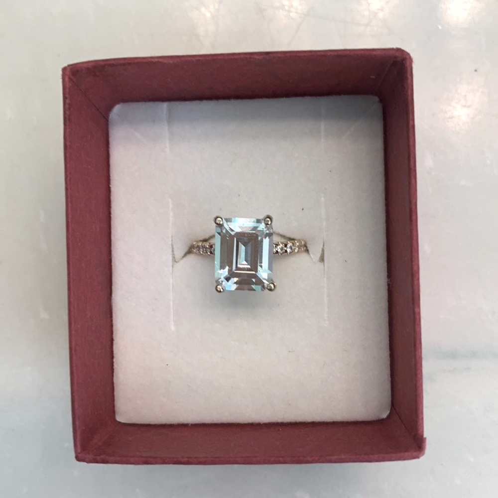 Beautiful 3ct emerald cut CZ ring in 14ct yellow gold